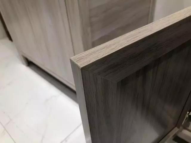陽臺(tái)就應(yīng)該做上洗衣機(jī)和吊柜！