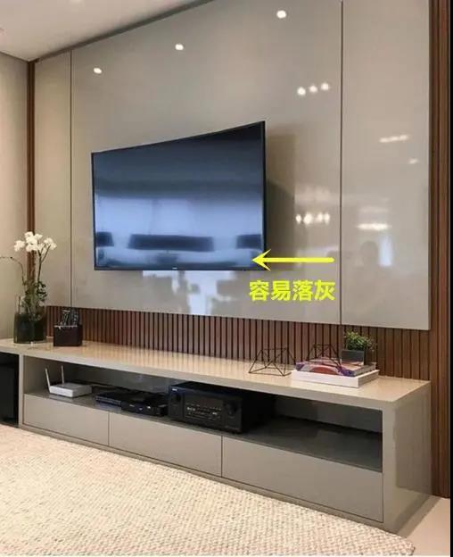 新一代電視墻應(yīng)該這樣裝，打個柜子裝電視，邊角不留縫越看越大氣